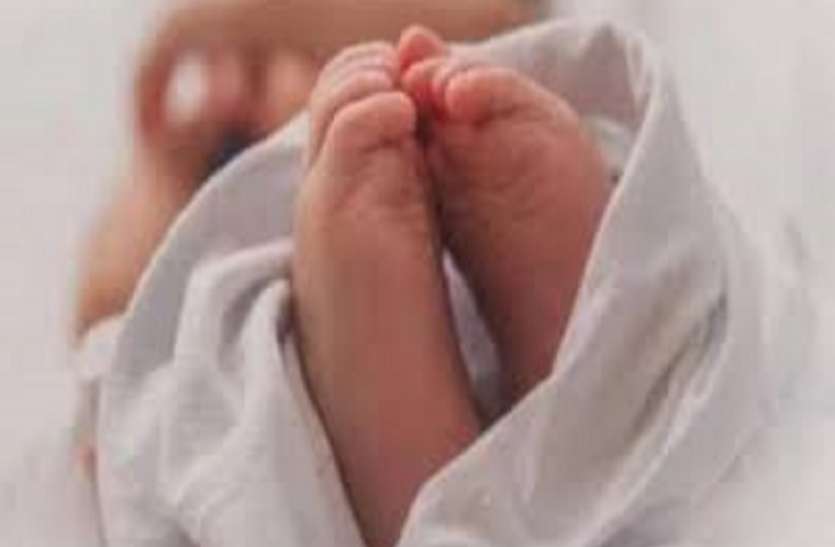एयरगन लेकर बच्चे के साथ खिंचवाई फोटो, फिर उसे खड़ा करके कर दी फायर, फिर जो हुआ एयरगन लेकर बच्चे के साथ खिंचवाई फोटो, फिर उसे खड़ा करके कर दी फायर, फिर जो हुआ