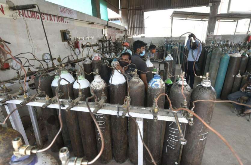मरीजों के मेडिकल किट की दवाओं में कोई कमी न होने पाये। प्रत्येक अस्पताल में न्यूनतम 36 घण्टे का ऑक्सीजन बैकअप होना चाहिए: मुख्यमंत्री