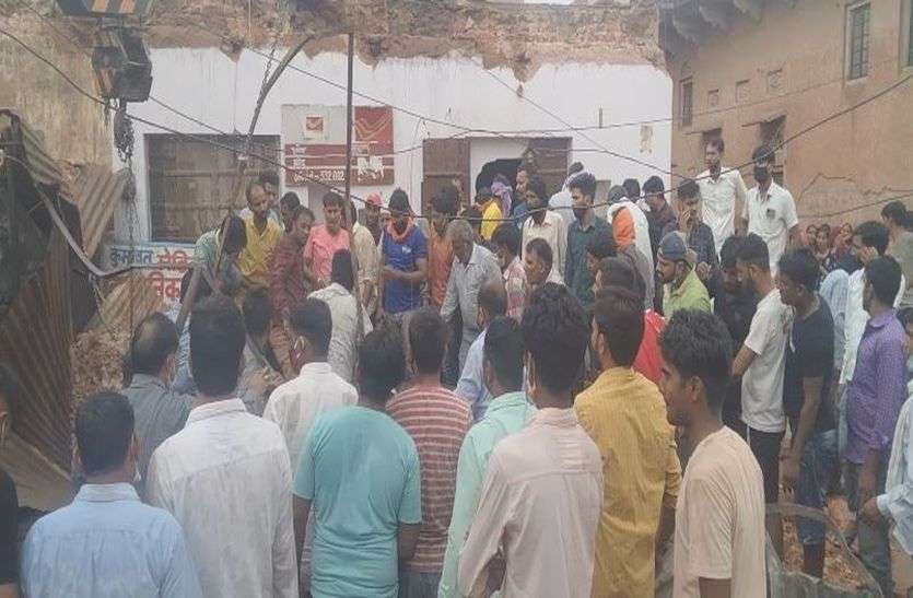 पोस्ट ऑफिस का छज्जा गिरने से डाकिये की मौत, पति-पत्नी घायल पोस्ट ऑफिस का छज्जा गिरने से डाकिये की मौत, पति-पत्नी घायल