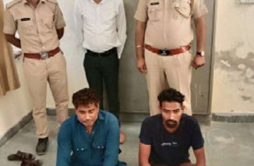 नशे की गोलियां ले जाते हुए दो आरोपी गिरफ्तार, 8900 गोलियां बरामद नशे की गोलियां ले जाते हुए दो आरोपी गिरफ्तार, 8900 गोलियां बरामद