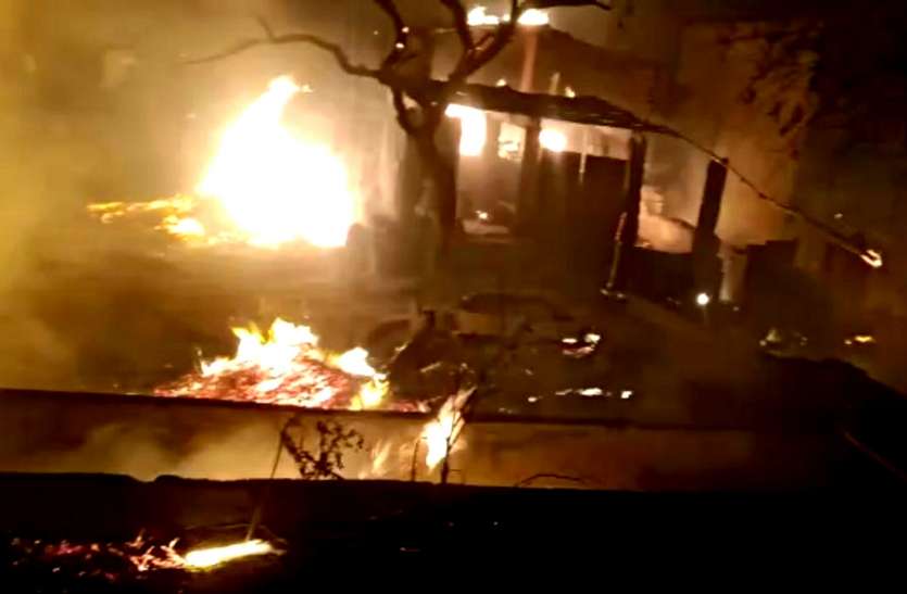 धंधावली में आग से खाक हुए चार आशियाने,चमरपुरा में भडक़े दावानल से नष्ट हुई फसल धंधावली में आग से खाक हुए चार आशियाने,चमरपुरा में भडक़े दावानल से नष्ट हुई फसल