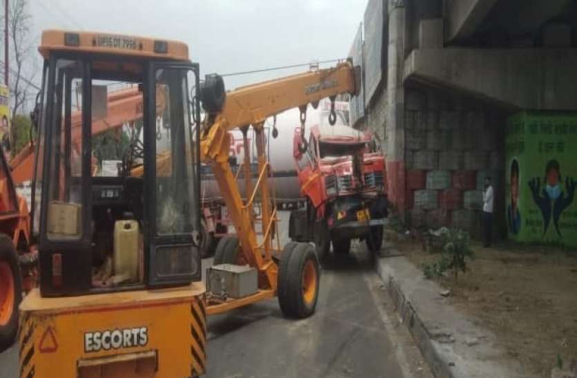 jcb.jpg एलपीजी से भरा कैप्सूल टैंकर हाईवे पर पलटा