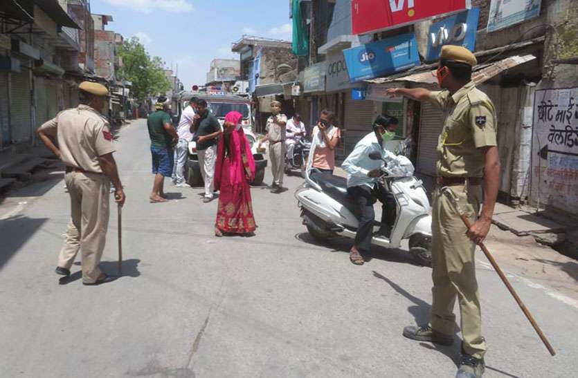 कफ्र्यू में केद रहे लोग, नहीं मानने वालों के पुलिस ने किए चालान कफ्र्यू में केद रहे लोग, नहीं मानने वालों के पुलिस ने किए चालान