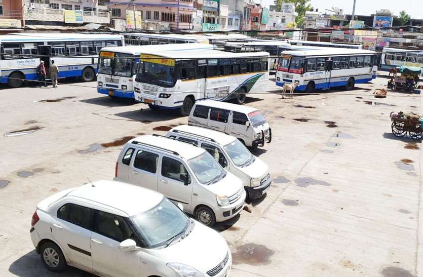वीकेंड कफ्र्यू में थमे रहे बसों के चक्के वीकेंड कफ्र्यू में थमे रहे बसों के चक्के