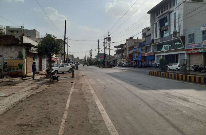 Market closed for the second day of Corona curfew कोरोना कर्फ्यू के दूसरे दिन भी रहा बाजार बंद, सड़कों पर घूमते रहे लोग