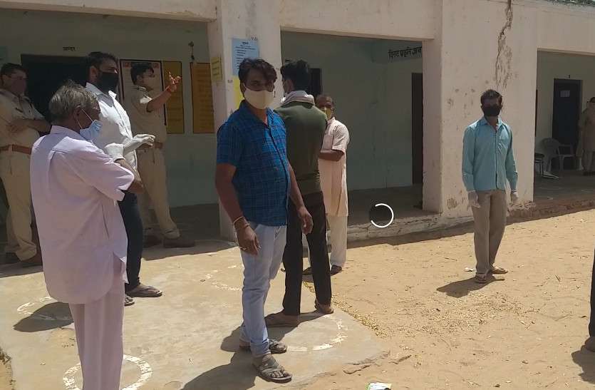 voting_3.jpg उप चुनाव: तीन सीटों पर 60.71 फीसदी मतदान, सर्वाधिक 67.18% मतदान राजसमंद में हुआ