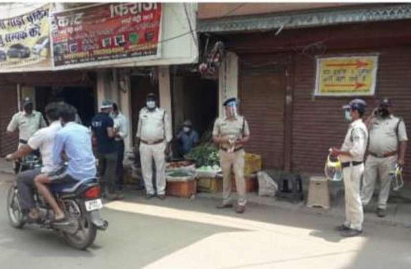 Police is fined with explanation, shops sealed समझाइश के साथ पुलिस लगा रही जुर्माना, दुकानों को किया सील