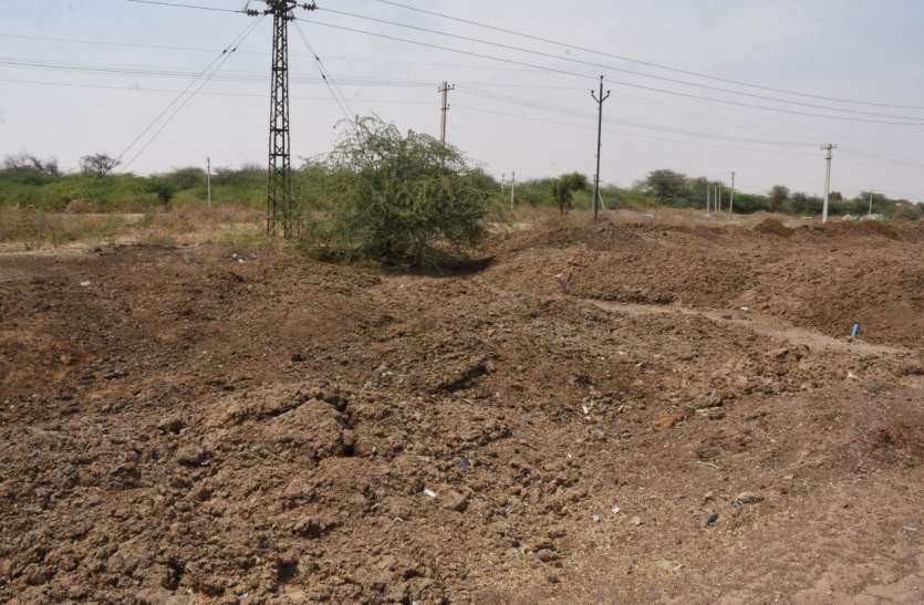 10 साल बाद भी न सडक़ बनी, न पहुंचा पानी 10 साल बाद भी न सडक़ बनी, न पहुंचा पानी