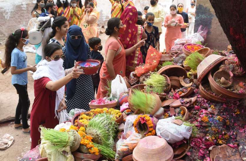 ‘चली ईसर के देश गवरजा यूं सज धज के’ ‘चली ईसर के देश गवरजा यूं सज धज के’