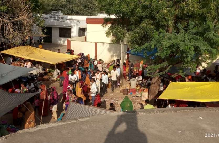 हाट बाजार में न मास्क, न सोशल डिस्टेंस हाट बाजार में न मास्क, न सोशल डिस्टेंस