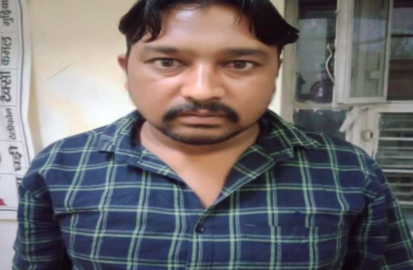 सवा साल से चल रहा था फरार, पुलिस ने दबोचा सवा साल से चल रहा था फरार, पुलिस ने दबोचा