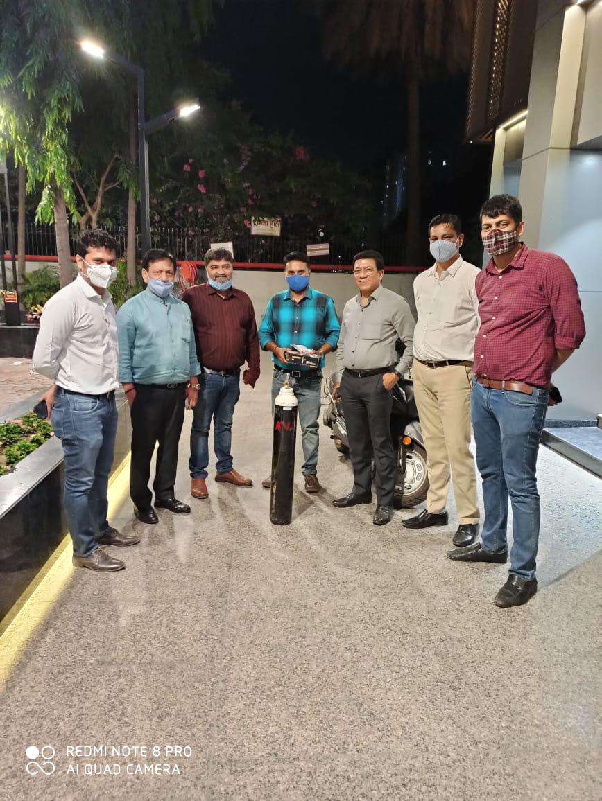 SURAT NEWS: घर तक पहुंचा रहे हैं भोजन-ऑक्सीजन
