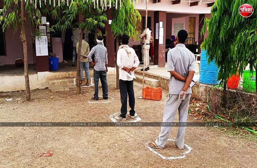 by_election_damoh_2_6802872-m.jpg दमोह उपचुनावः कोरोना के असर से 60 फीसदी मतदाता निकले घर से