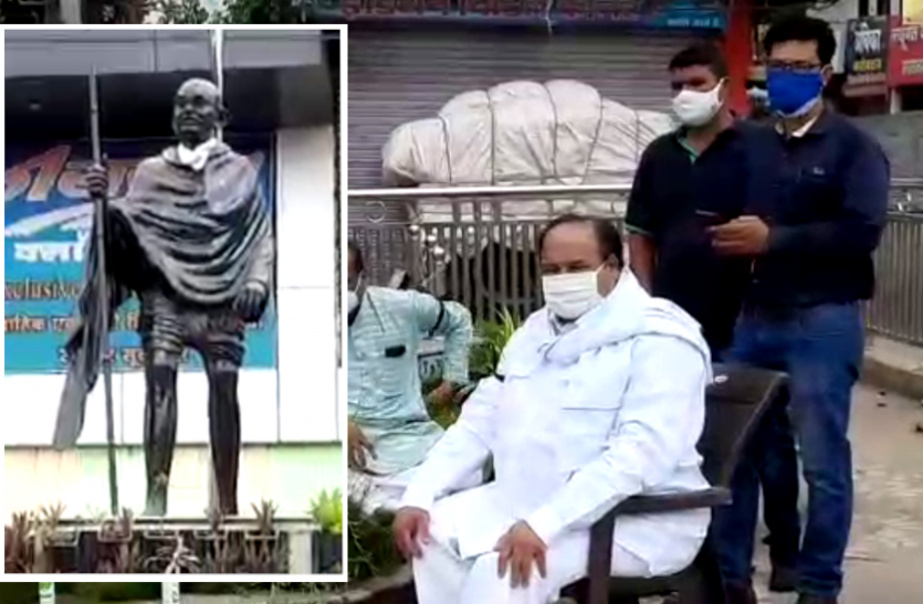 news कोरोना मरीजों के इलाज के अभाव का मुद्दा : गांधी प्रतिमा के सामने अनिश्चितकालीन धरने पर बैठे कांग्रेस विधायक