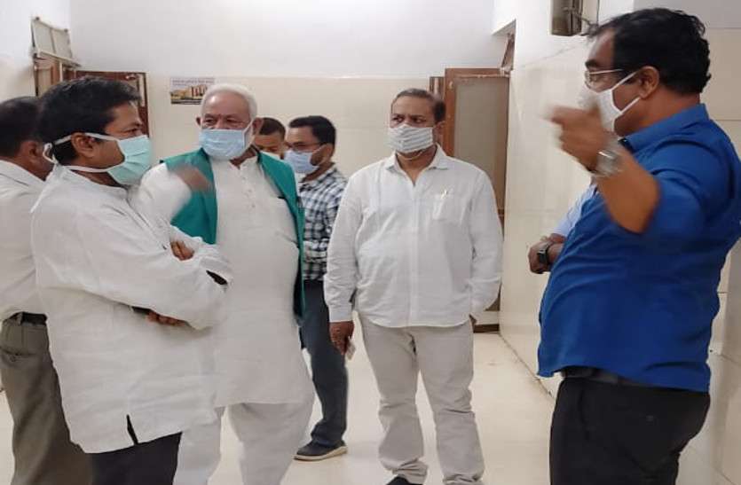 Congress leaders give warning to CMHO वायरोलॉजी लैब में दोपहर तक शुरू नहीं हो सका ट्रू नॉट टेस्ट, सीएमएचओ पर भड़के कांग्रेसी नेताओं ने दी ये चेतावनी