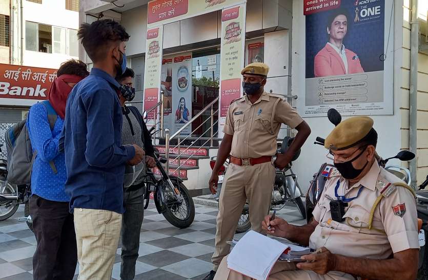 बाजार में दिखा सन्नाटा, बेवजह घूमने वालों के कटे चालान बाजार में दिखा सन्नाटा, बेवजह घूमने वालों के कटे चालान