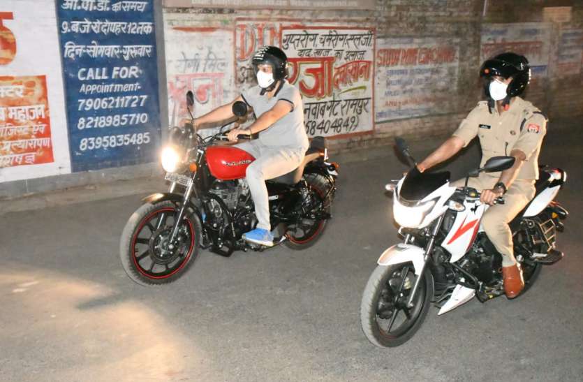 dm-sp.jpg कर्फ्यू का हाल जानने के लिए बाइक से निकले डीएम-एसपी