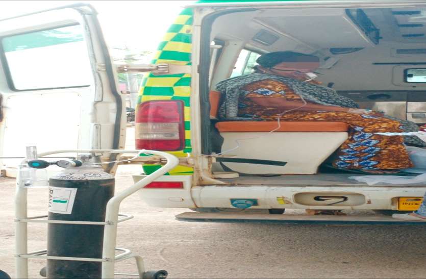 बेबसी या बेवकूफी, कोरोना मरीजों के परिजनों ने छिपा दिए जिला अस्पताल के 16 ऑक्सीजन सिलेंडर, CC tv फुटेज में पकड़ी गई चोरी बेबसी या बेवकूफी, कोरोना मरीजों के परिजनों ने छिपा दिए जिला अस्पताल के 16 ऑक्सीजन सिलेंडर, CC tv फुटेज में पकड़ी गई चोरी