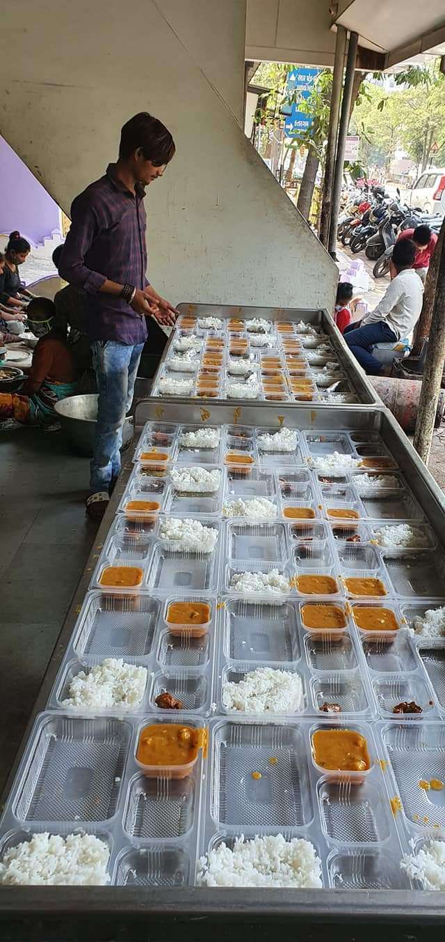 SURAT NEWS: घर तक पहुंचा रहे हैं भोजन-ऑक्सीजन