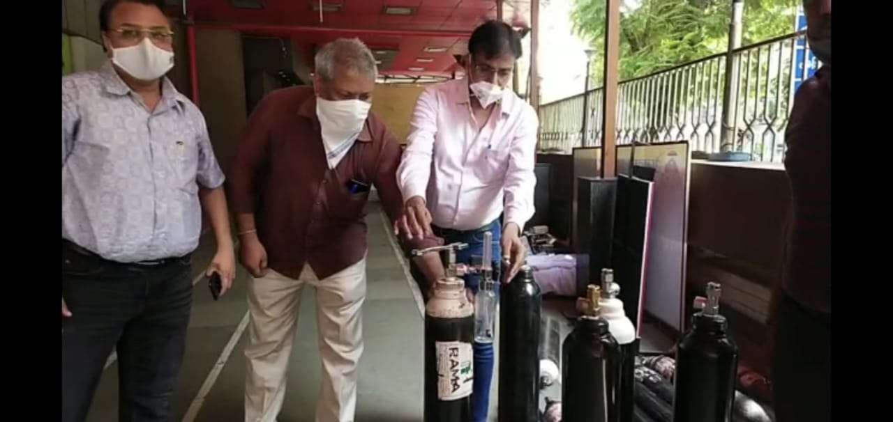 SURAT NEWS: घर तक पहुंचा रहे हैं भोजन-ऑक्सीजन