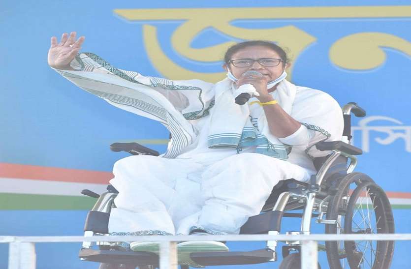 गलसी में चुनावी सभा में मुख्यमंत्री ममता बनर्जी। ममता बोलीं, मेरा फोन किया जा रहा टैप, सीआईडी करेगी जांच