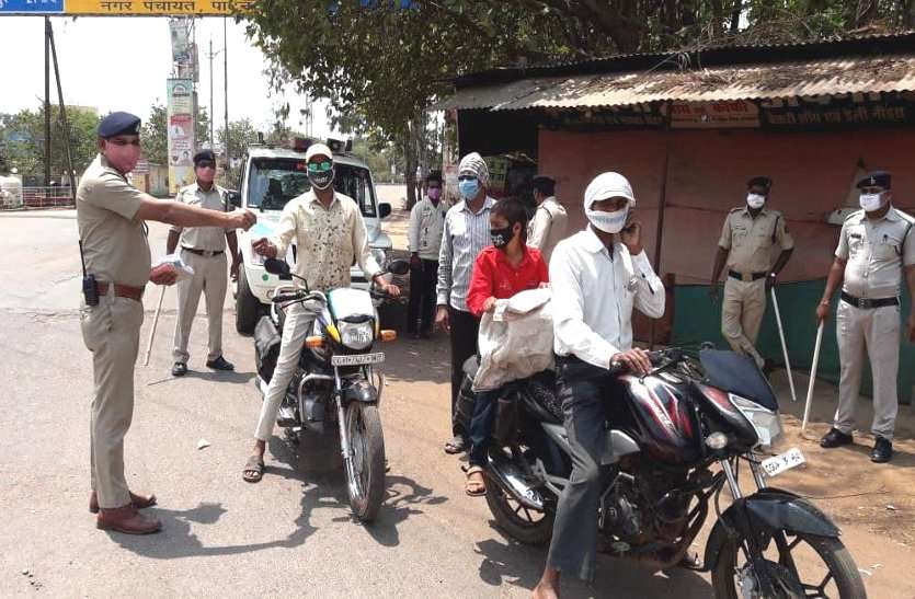 लॉकडाउन में बिना मास्क निकलना पड़ा महंगा, दुर्ग पुलिस ने पहले समझाया फिर 700 लोगों से वसूले 3 लाख 50 हजार रुपए लॉकडाउन में बिना मास्क निकलना पड़ा महंगा, दुर्ग पुलिस ने पहले समझाया फिर 700 लोगों से वसूले 3 लाख 50 हजार रुपए