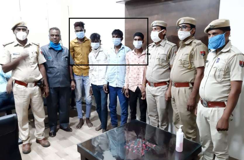 हत्या करके भी भारी तिजौरी नहीं ले जा सके, जिसमें थे 96 किलो चांदी, 25 तोला सोना और 46 हजार नकद हत्या करके भी भारी तिजौरी नहीं ले जा सके, जिसमें थे 96 किलो चांदी, 25 तोला सोना और 46 हजार नकद