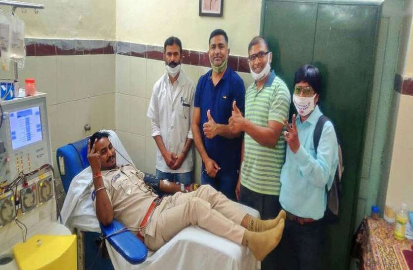 कानून व्यवस्था के साथ प्लाज्मा डोनेशन में अग्रणी भूमिका निभा रहे पुलिसकर्मी कानून व्यवस्था के साथ प्लाज्मा डोनेशन में अग्रणी भूमिका निभा रहे पुलिसकर्मी
