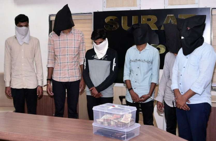 सूरत में एक दर्जन इंजेक्शन के साथ 2.46 लाख रुपए जब्त, रेमडेसिविर की कालाबाजारी के रैकेट का भांडा फूटा सूरत में एक दर्जन इंजेक्शन के साथ 2.46 लाख रुपए जब्त, रेमडेसिविर की कालाबाजारी के रैकेट का भांडा फूटा