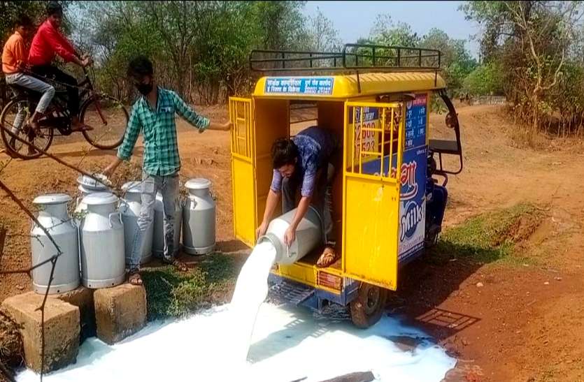 लॉकडाउन का हवाला देकर सरकारी दुग्ध संस्थान ने 6500 लीटर दूध बहा दिया नाले में, गरीबों ने कहा काश हमें पीने दे देते... लॉकडाउन का हवाला देकर सरकारी दुग्ध संस्थान ने 6500 लीटर दूध बहा दिया नाले में, गरीबों ने कहा काश हमें पीने दे देते...