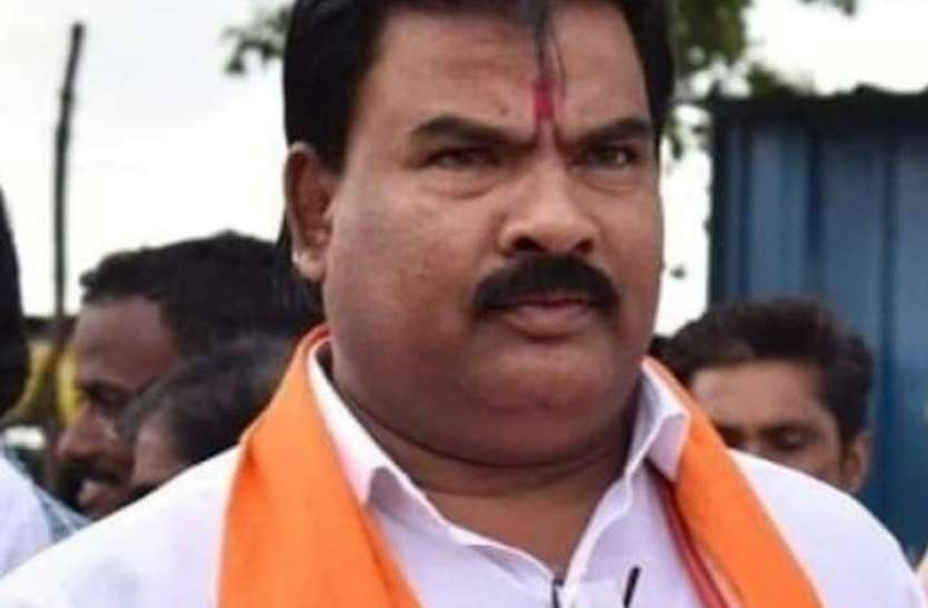 sg.jpg मुझे कोरोना वायरस मिल जाए तो फडणवीस के मुंह में डाल दूं- संजय