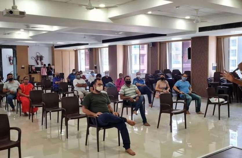 SURAT NEWS: वैक्सीन के साथ-साथ यहां मिलती है हास्य थेरपी भी SURAT NEWS: वैक्सीन के साथ-साथ यहां मिलती है हास्य थेरपी भी
