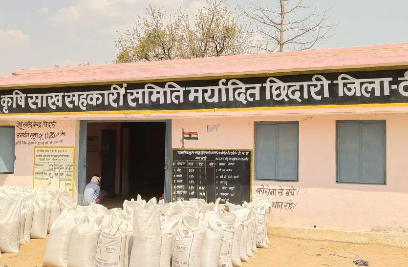 While there is a place to keep 25 lakh quintals of grains in the district परिवहन कम्पनी को लाभ देने नान १० किमी की जगह ८० किमी दूर वेयर हाउस पर जमा कर रही अनाज