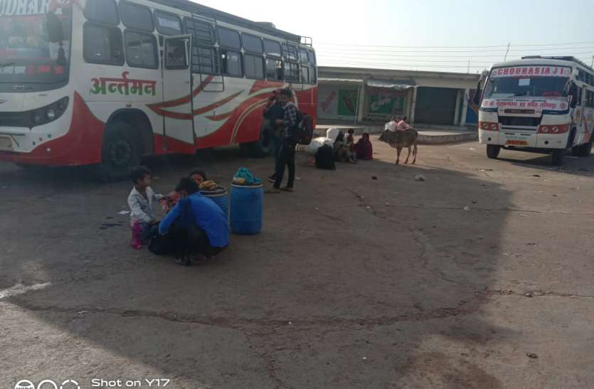 Finding means to go home after coming to the district कोरोना संक्रमण के बाद बाहर से लौटने लगे मजदूर, बस स्टैंड के साथ सड़कों पर बैठे