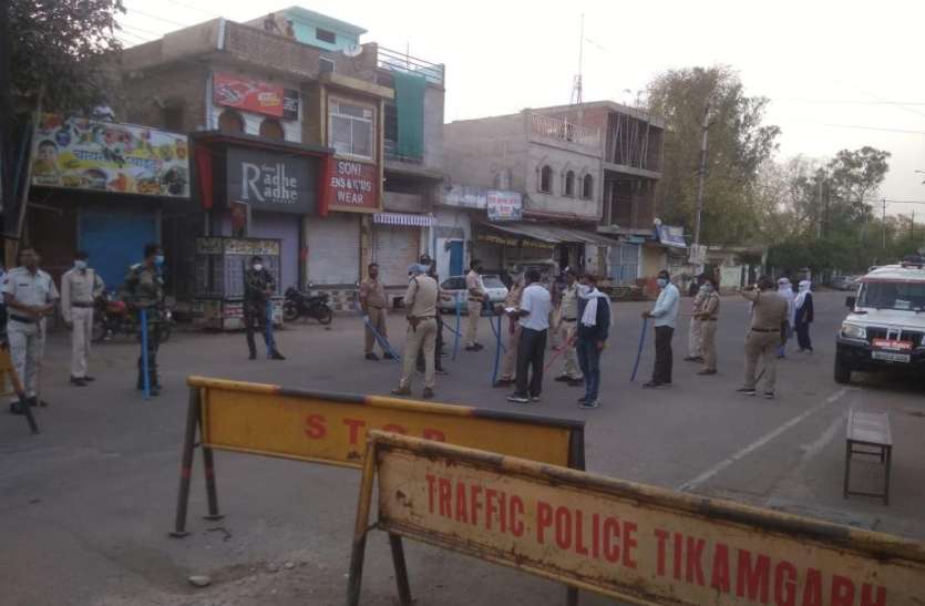 The police kept guarding every intersection सख्ती के बाद शहर की सड़कों पर चौथे दिन रहा सन्नाटा
