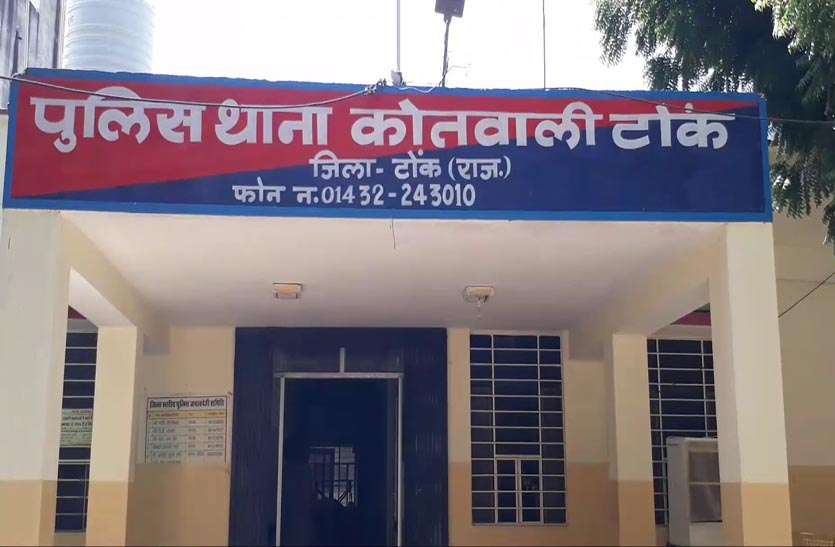 कफ्र्यू में भी बेच रहा था कचोरी, पुलिस ने किया दो को गिरफ्तार कफ्र्यू में भी बेच रहा था कचोरी, पुलिस ने किया दो को गिरफ्तार