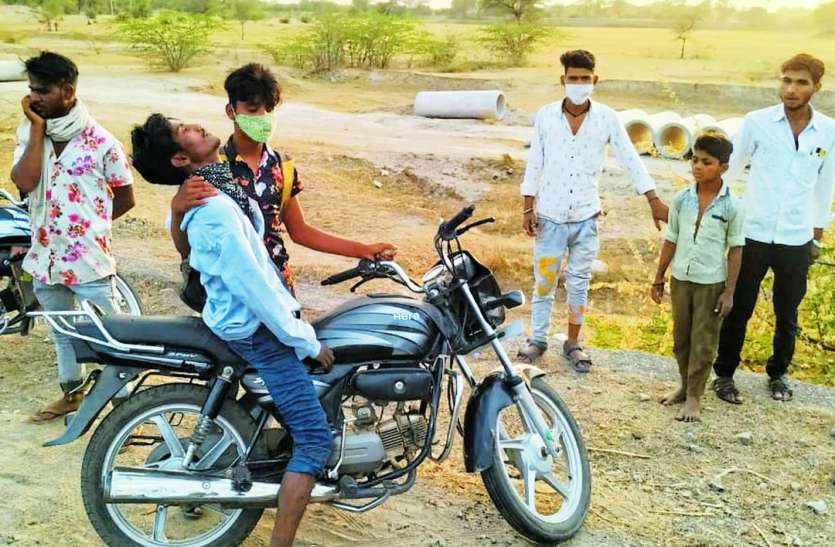 friend died on bike साथी ने बाइक पर तोड़ा दम, रगड़ से घिसी अंगुलियां
