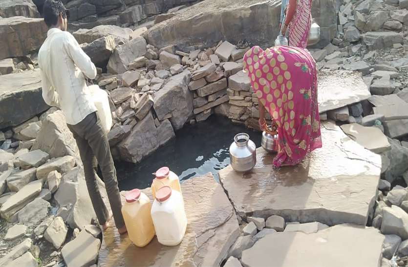 Hand pumps are dying in heat, Naljal schemes are also closed गर्मी में दम तोड़ रहे हैंडपंप, नलजल योजनाएं भी पड़ी बंद, पानी के लिए भटक रहे ग्रामीण