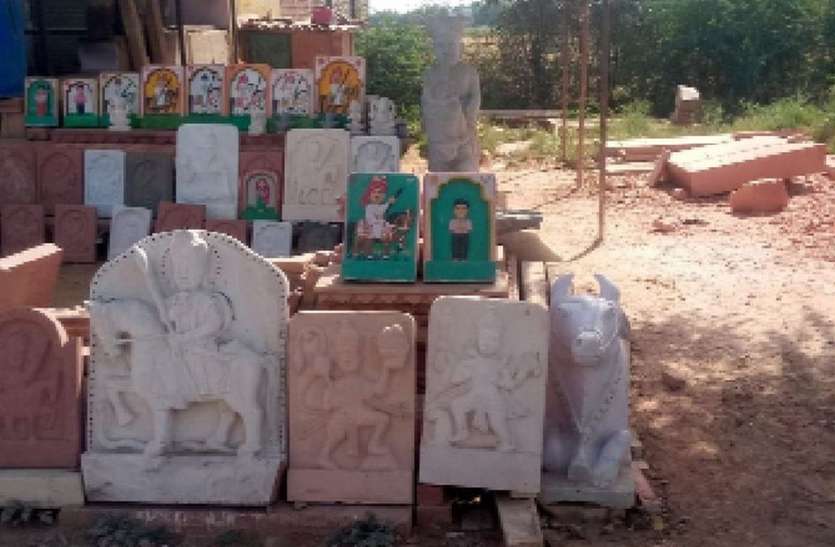 कर्फ्यू से मूर्ति कला केंद्रों पर पसरा सन्नाटा, कामगारों की बढ़ी चिंता कर्फ्यू से मूर्ति कला केंद्रों पर पसरा सन्नाटा, कामगारों की बढ़ी चिंता
