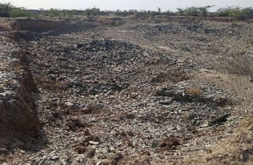 चरागाह से हटाओ अतिक्रमण, खनन कर बना दी बड़ी बड़ी तलाइयां चरागाह से हटाओ अतिक्रमण, खनन कर बना दी बड़ी बड़ी तलाइयां