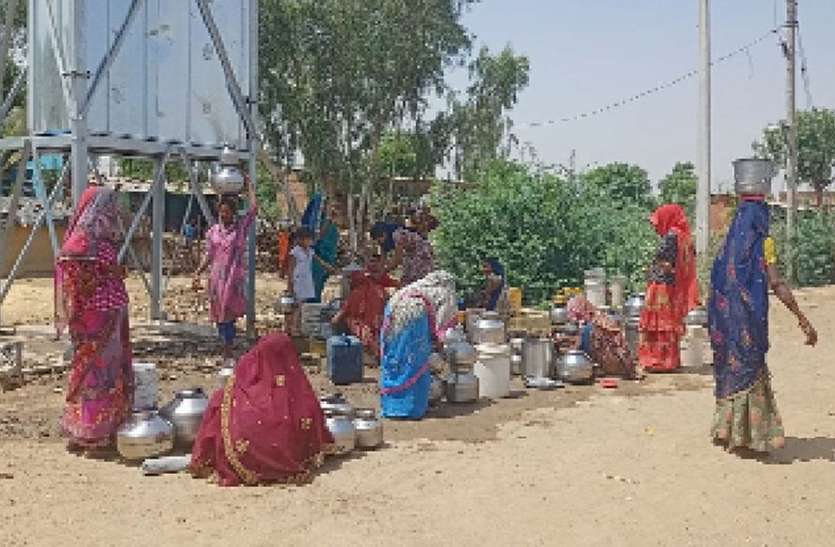 मोरखून्दना में पेयजल का संकट,नलकूप की मोटर एक महिने से खराब मोरखून्दना में पेयजल का संकट,नलकूप की मोटर एक महिने से खराब