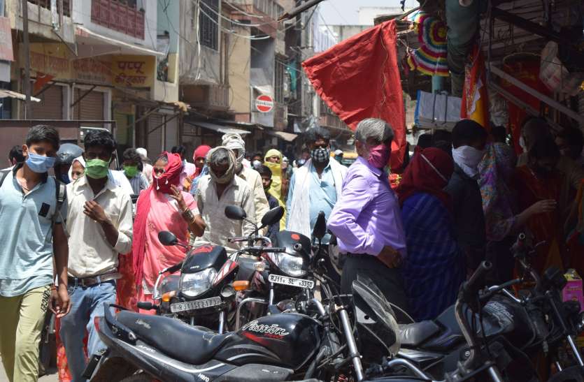 80 customers found in locked shop outside, collector fined and shop seized बाहर से ताला लगी दुकान में मिले 80 ग्राहक, कलक्टर ने काटा जुर्माना और दुकान की सीज