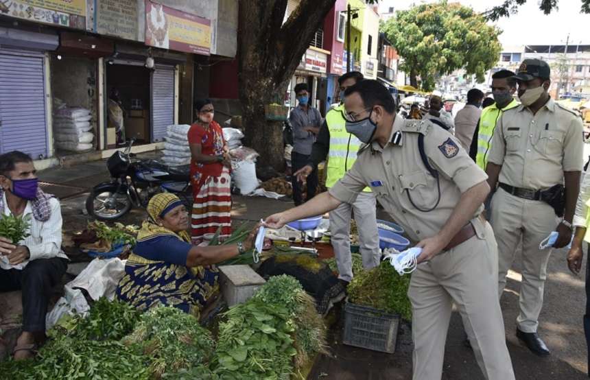बाजार में जिलाधिकारी और पुलिस आयुक्त ने लोगों को बांटे नि:शुुल्क मास्क
