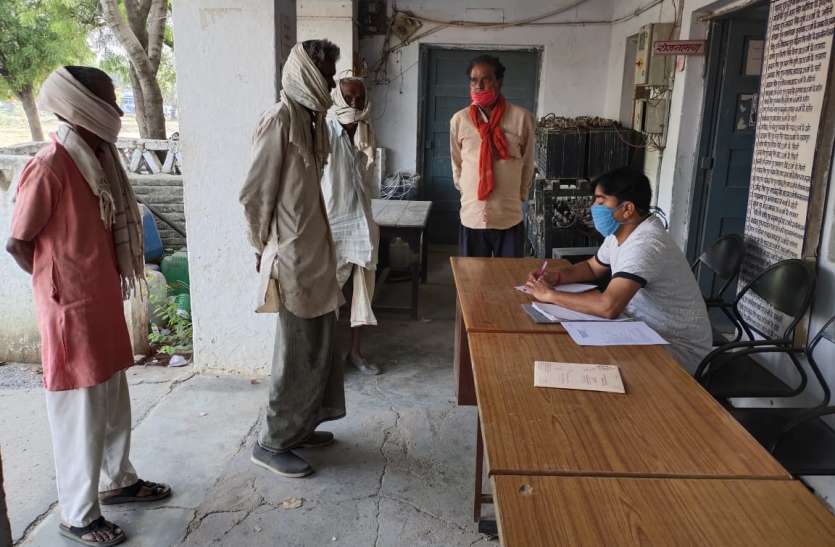 डायल-100 को फोन लगाया और मजदूर ने लगा ली फांसी डायल-100 को फोन लगाया और मजदूर ने लगा ली फांसी
