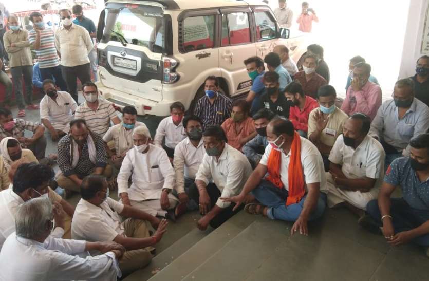 लॉकडाउन के विरोध में कलेक्ट्रेट के गेट पर बैठे व्यापारी, बोले-हम तो दुकानें खोलेंगे लॉकडाउन के विरोध में कलेक्ट्रेट के गेट पर बैठे व्यापारी, बोले-हम तो दुकानें खोलेंगे