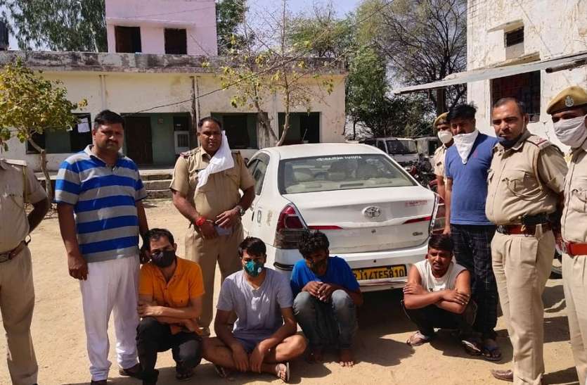 भाड़े पर टैक्सी लेकर करते थे लूट-अपहरण की वारदात भाड़े पर टैक्सी लेकर करते थे लूट-अपहरण की वारदात