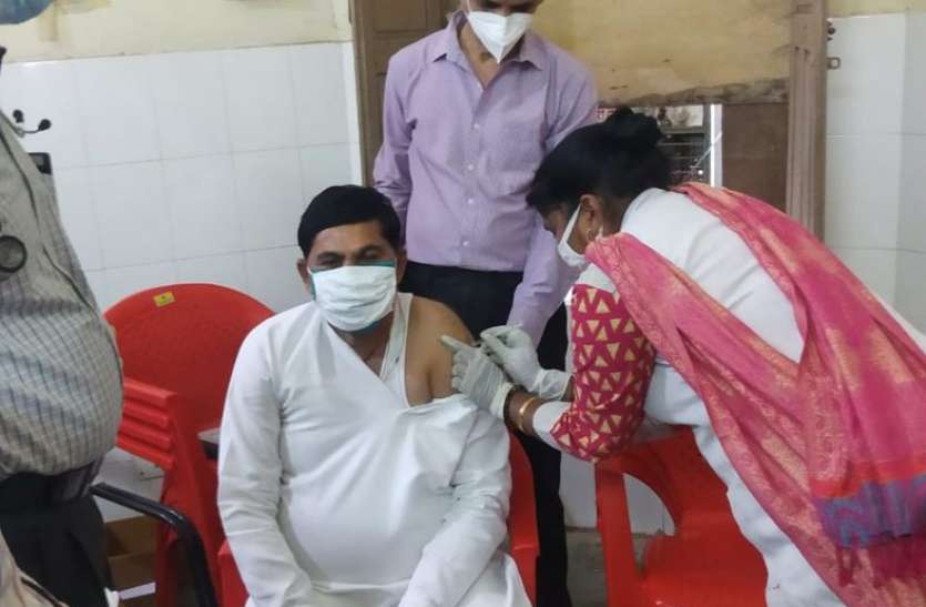 सपोटरा विधायक ने लगवाया टीका सपोटरा विधायक ने लगवाया टीका