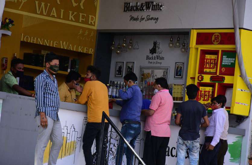 a2.jpg शराब जरूरी सेवाओं में शामिल, सरकार के निर्णय के बाद बाजार रहे बंद खुली शराब दुकानें