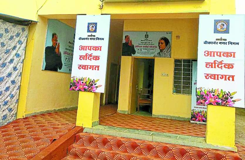 एक कक्ष में बन रही रोटियां, महिलाओं को ठहराने में होगी दिक्कत एक कक्ष में बन रही रोटियां, महिलाओं को ठहराने में होगी दिक्कत