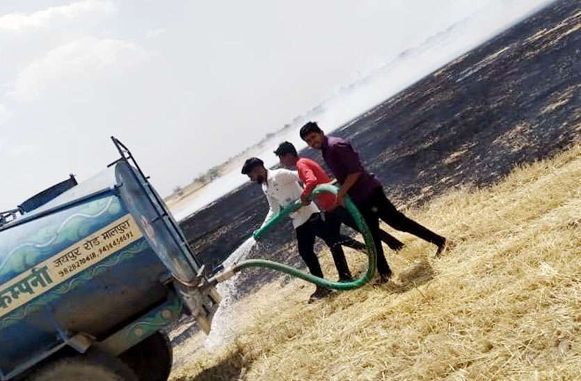 टोरडी सागर बांध के पेटे में लगी आग टोरडी सागर बांध के पेटे में लगी आग